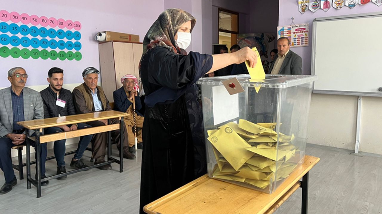 Şemdinli' de oy verme işlemi devam ediyor
