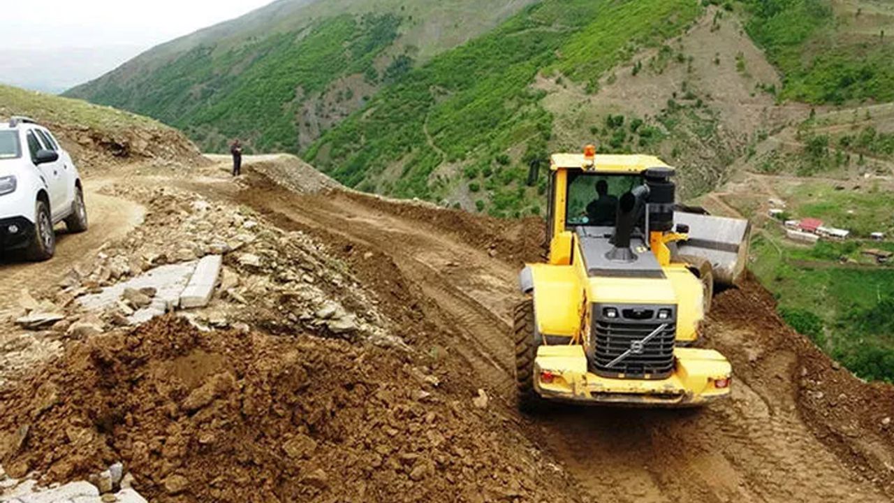 Bitlis'te 15 köy yolu ve içme suyu hatları selden zarar gördü