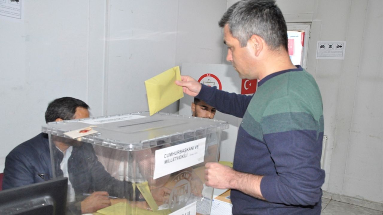 Hakkari'deki Üzümlü Sınır Gümrük Kapısı'nda oy verme işlemi sürüyor