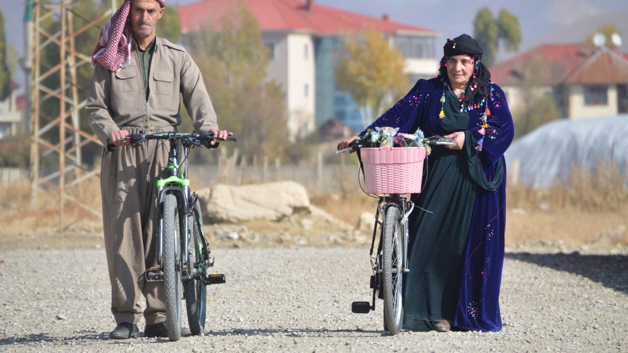 Yüksekova'da kadın ve erkekler yöresel kıyafetlerle pedal çevirdi