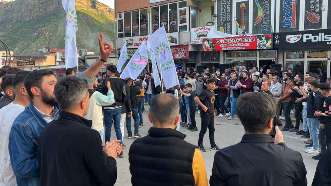 YSK'nın AKP  itirazına red kararı, Şemdinli'de halaylarla kutlandı
