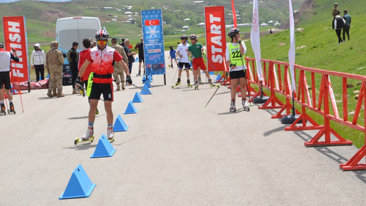 Yüksekova'da düzenlenen Tekerlekli Kayak Türkiye Şampiyonası başladı