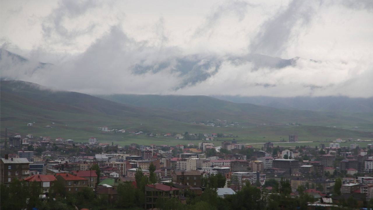 Yüksekova'da bulutlar şehirle birleşti