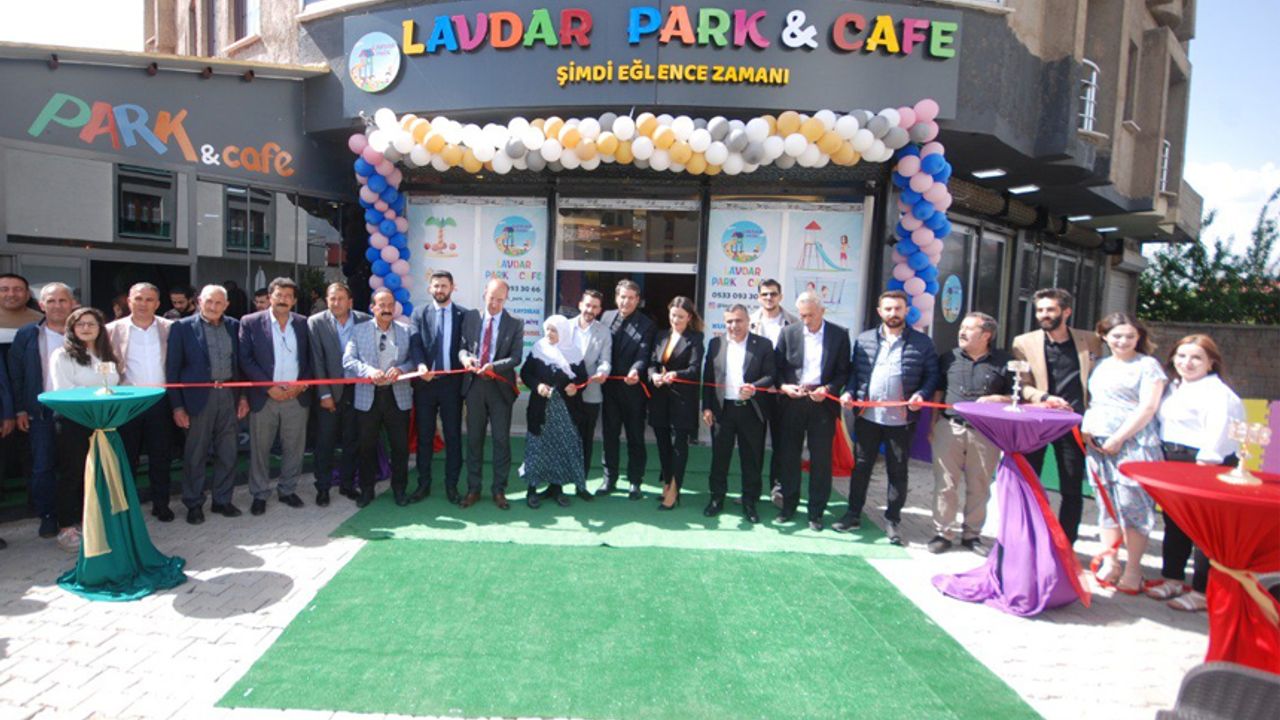 Yüksekova'da 'Lavdar Park & Cafe' isimli işyeri açıldı