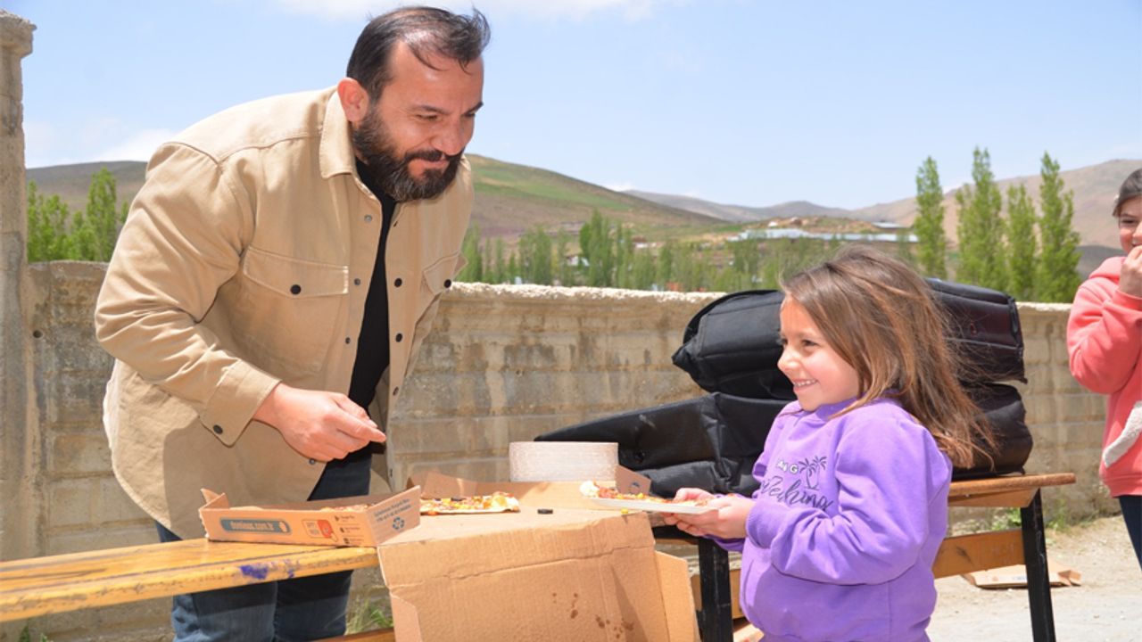 Yüksekova'da köy çocukları ilk defa pizzayla buluştu