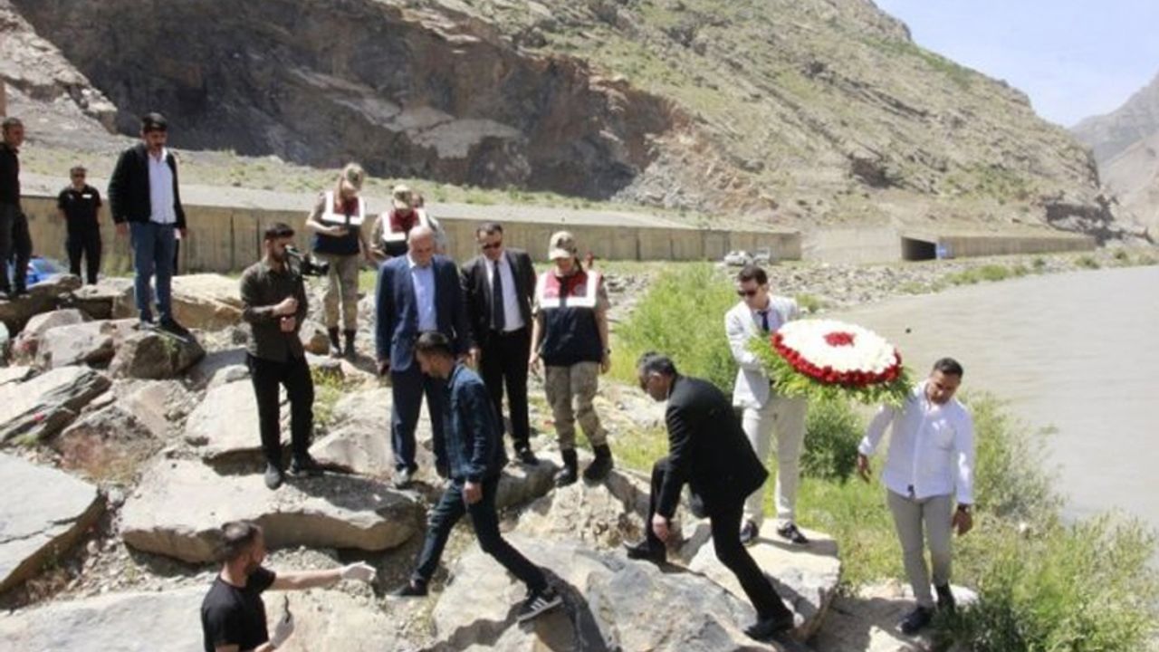 Depremde hayatını kaybedenlerin anısına Zap Suyu'na çiçek bırakıldı