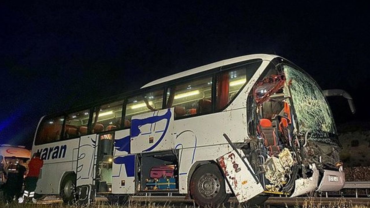 Yolcu otobüsü tıra çarptı: 1’i ağır 15 yaralı