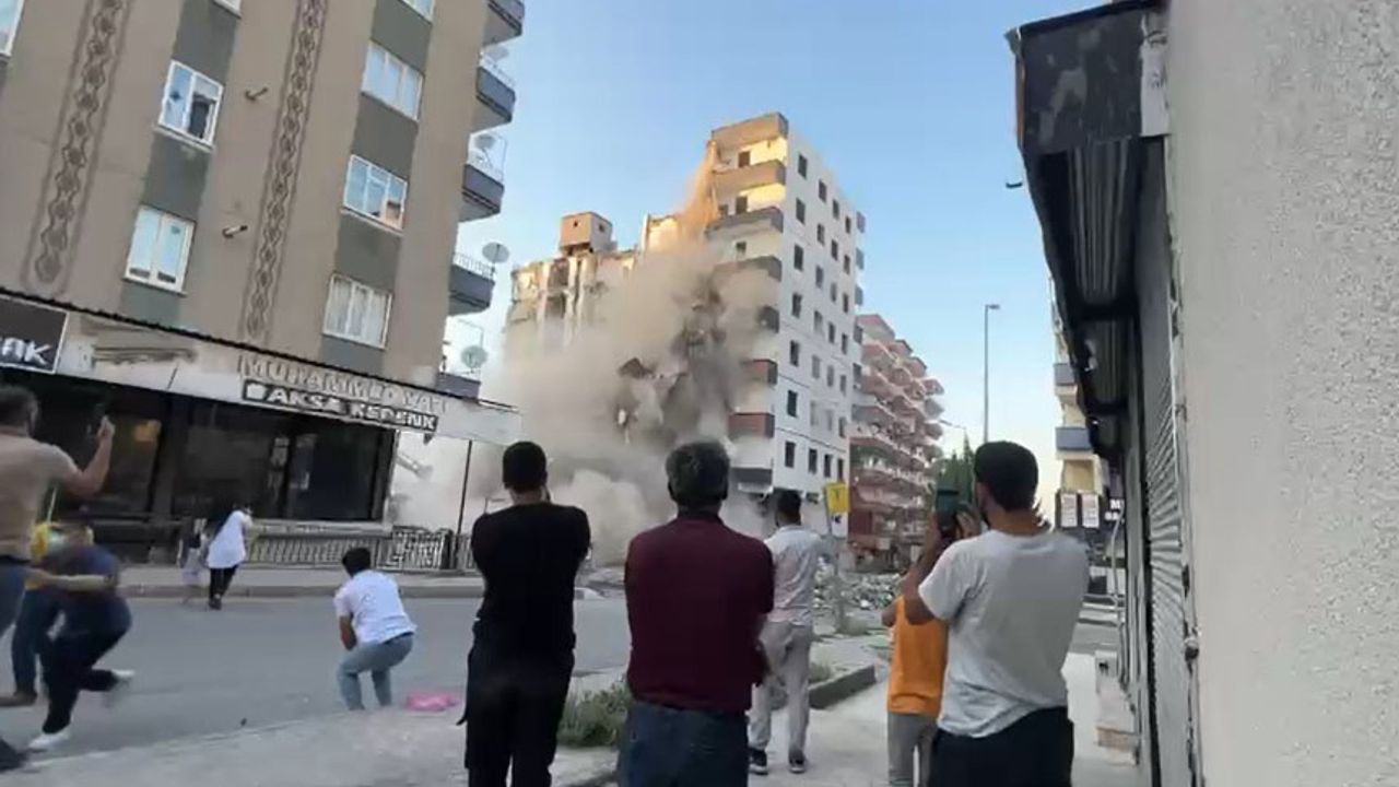 Diyarbakır’da ağır hasarlı bina yıkım esnasında çöktü