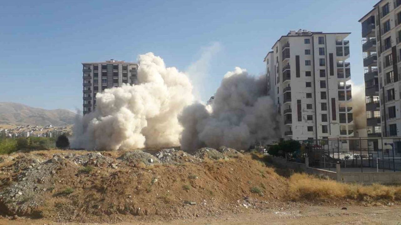 Malatya’da ağır hasarlı binaların patlayıcı ile yıkımı sürüyor