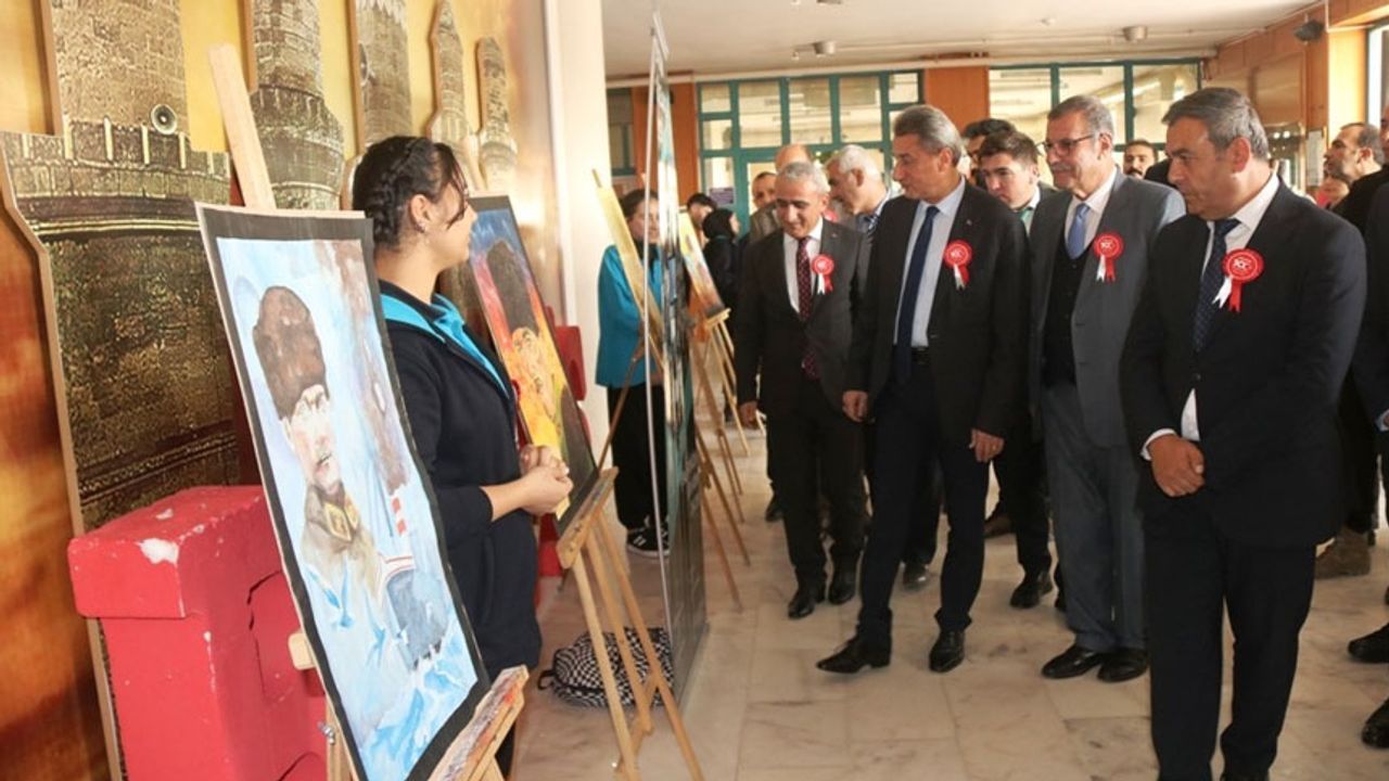 Bitlis’te “Cumhuriyet Resim Sergisi” açıldı