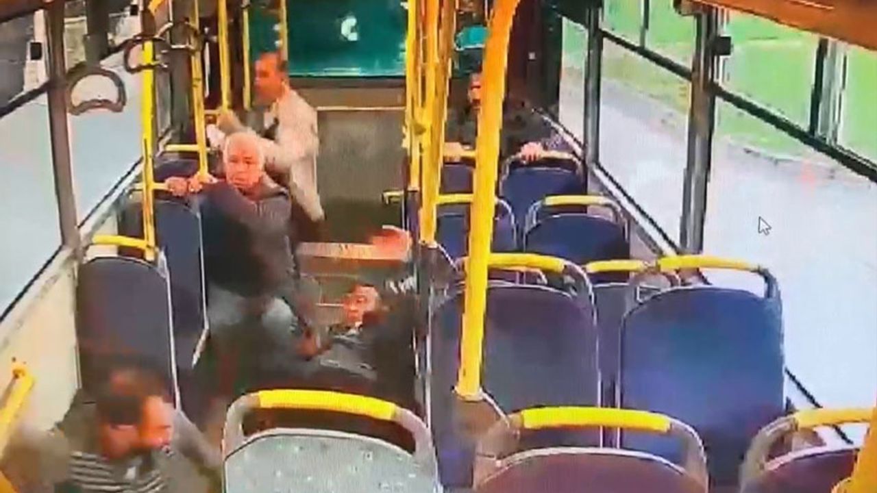 Halk otobüsü ile çarpışan işçi servisi devrildi: 11 yaralı