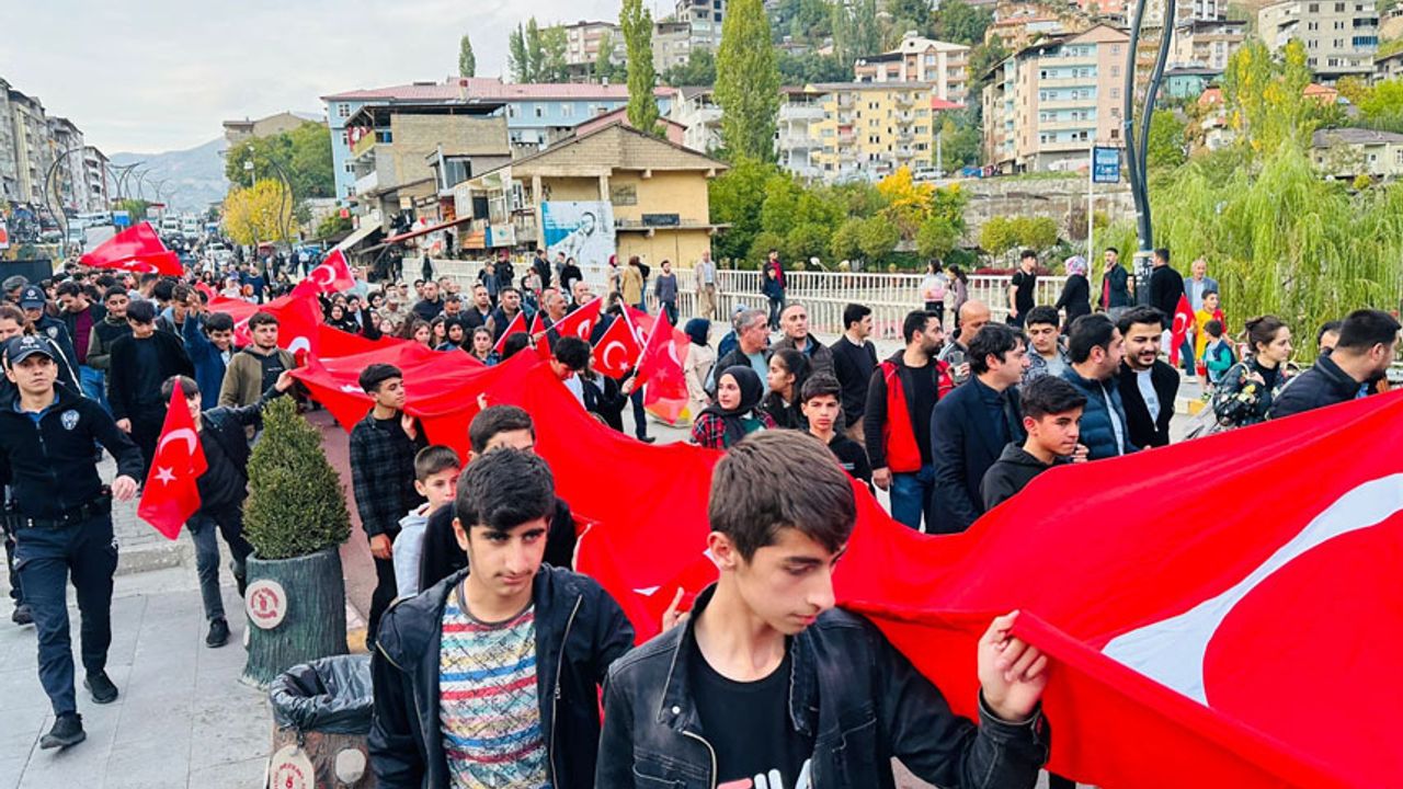 Şemdinli'de Cumhuriyet Bayramı kutlamaları kapsamında yürüyüş yapıldı