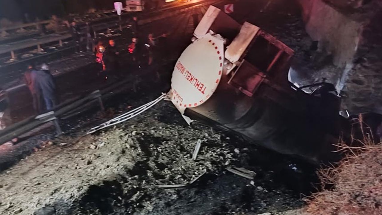 Erzurum’da devrilen yakıt tankeri alev aldı: Sürücü yanarak hayatını kaybetti