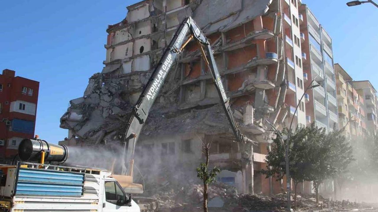 Batman’da depremde ağır hasar alan binalar yıkılmaya devam ediyor