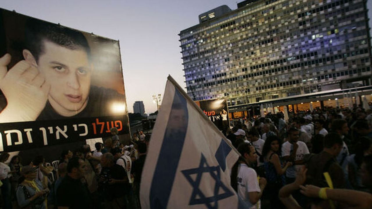 Tel Aviv'de bir araya gelen vatandaşlar ateşkes çağrısında bulundu