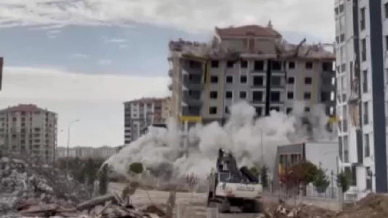 Ağır hasarlı 13 katlı bina saniyeler içerisinde yıkıldı