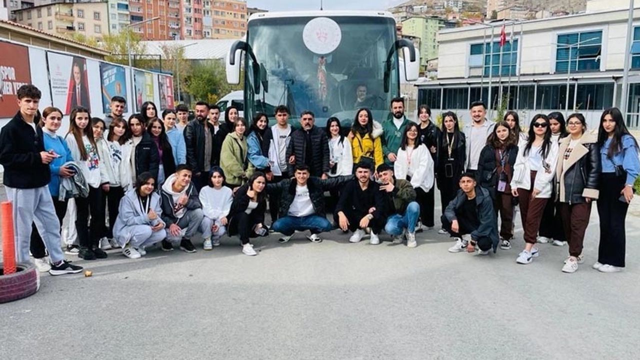 İstanbul ve Çanakkale gezisine çıkan öğrenciler, Hakkari’ye döndü