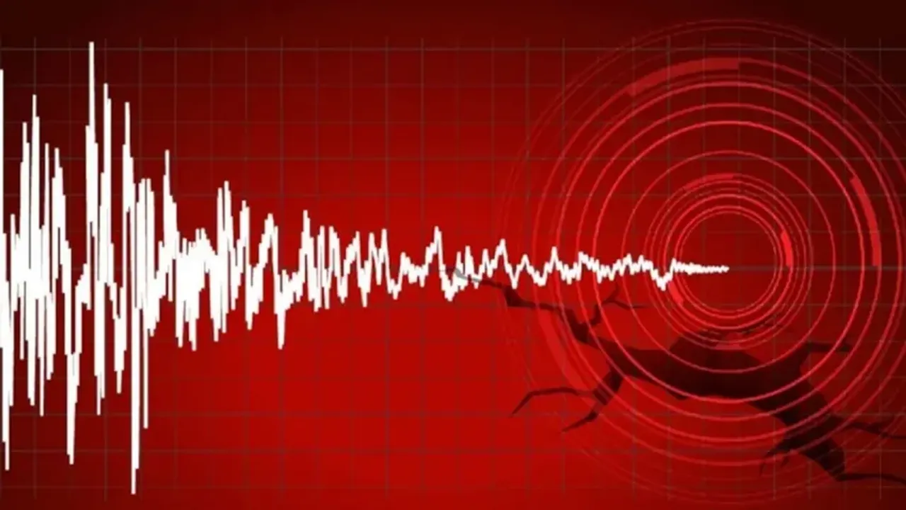 İzmir'de 5,1 büyüklüğünde deprem: Çevre illerden de hissedildi