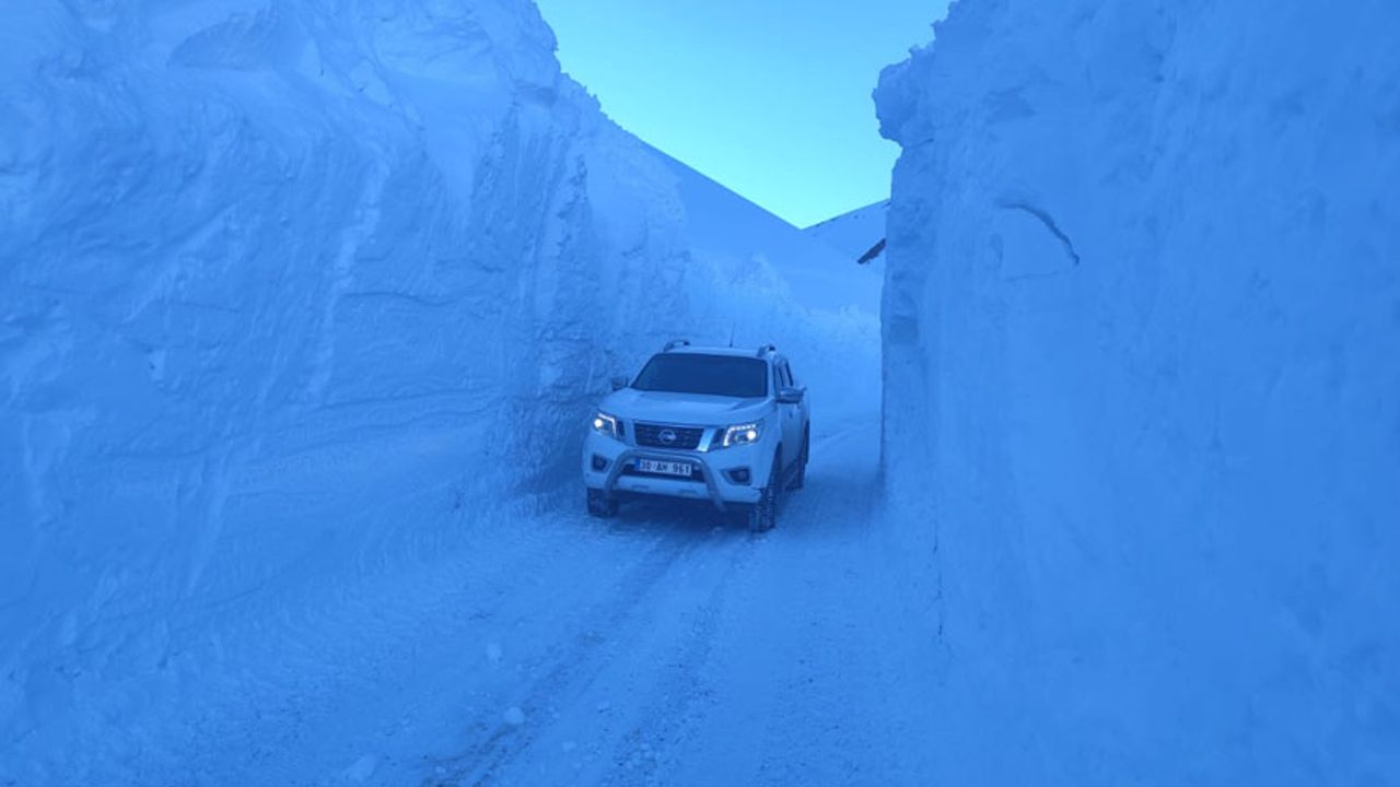 Hakkari'de ekiplerin 5 metre karla zorlu mücadelesi
