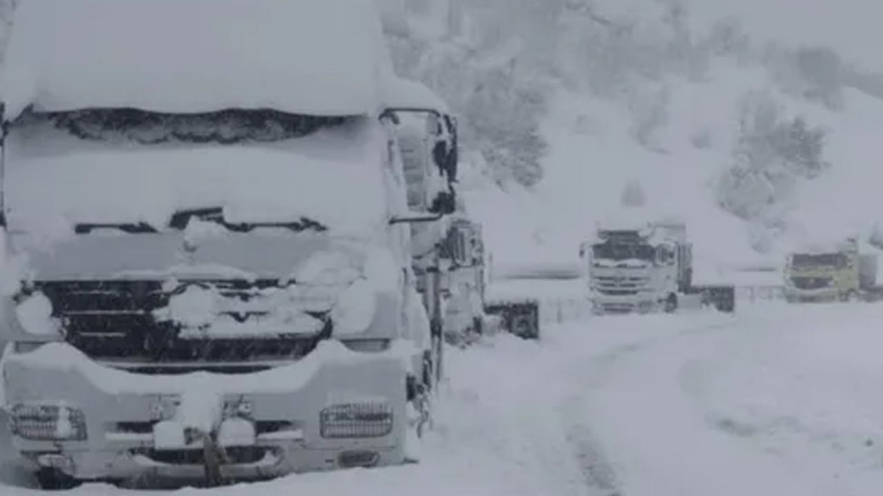 Şemdinli-Yüksekova karayolunun dağlık kesiminde 4 tır şoförü 4 gündür mahsur