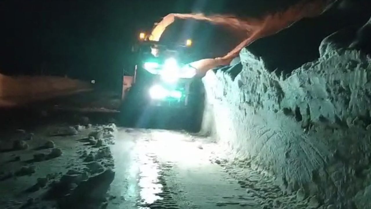 Kardan kapanan Yüksekova-Şemdinli yolu yeniden ulaşıma açıldı