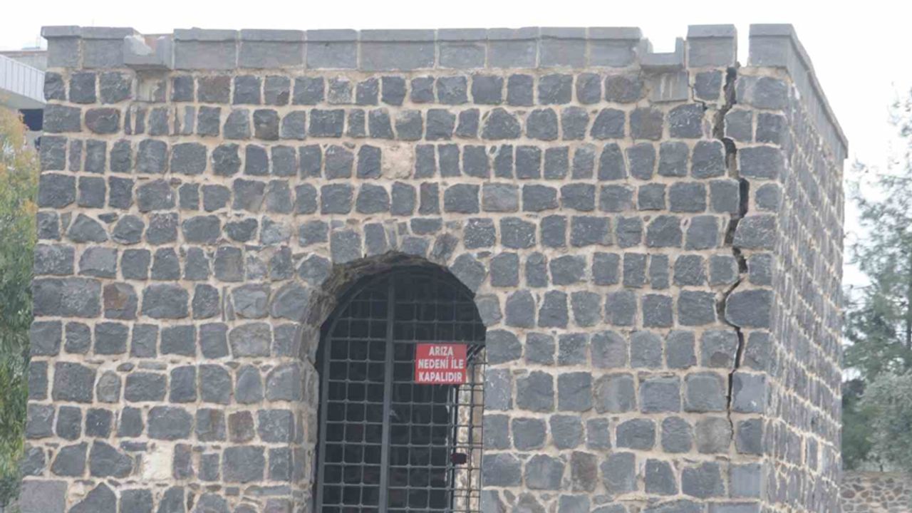 Cizre’de tarihi Abdaliye Medresesi’nin duvarı tehlike saçıyor