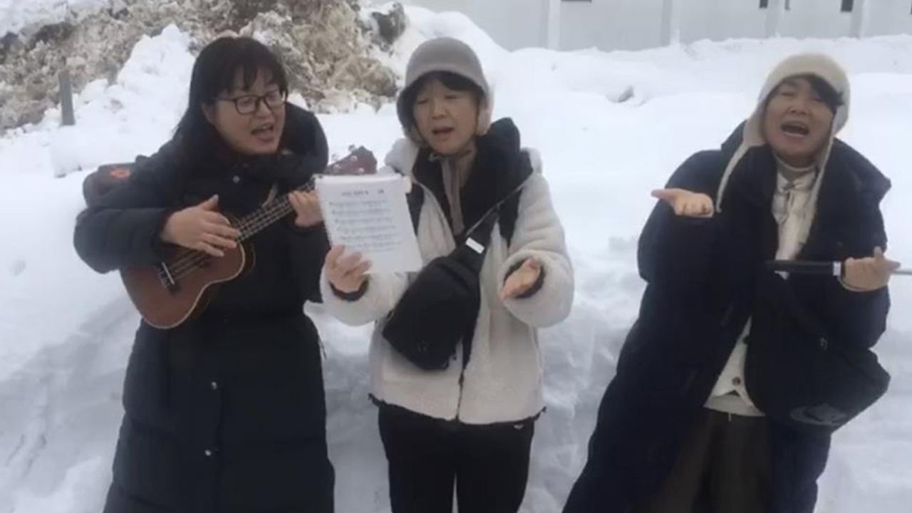 Güney Koreli turistler kar temizliği öncesi Karayolları ekiplerine şarkı söyledi