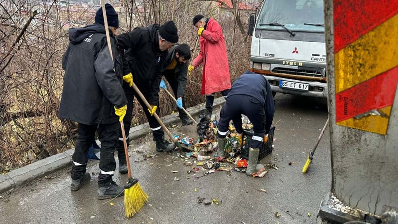 Hakkari Belediyesinden 50 personelle çevre temizliği