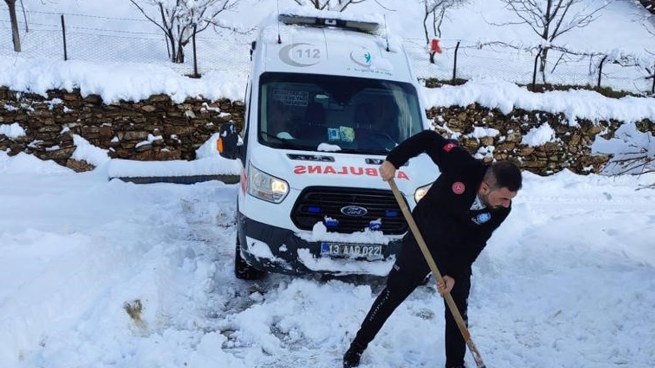 Bitlis’te hasta almaya giden ambulans yolda mahsur kaldı