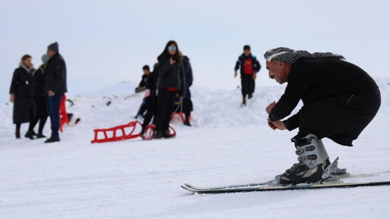 Karacadağ eteklerinde şalvarlı ve fistanlı kayak keyfi
