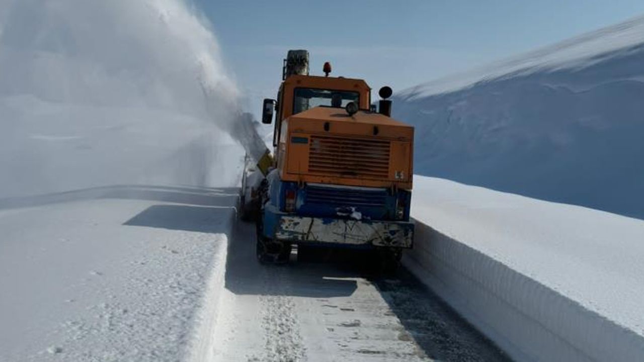 Yüksekova’da köy yollarında kar temizleme çalışmaları sürüyor