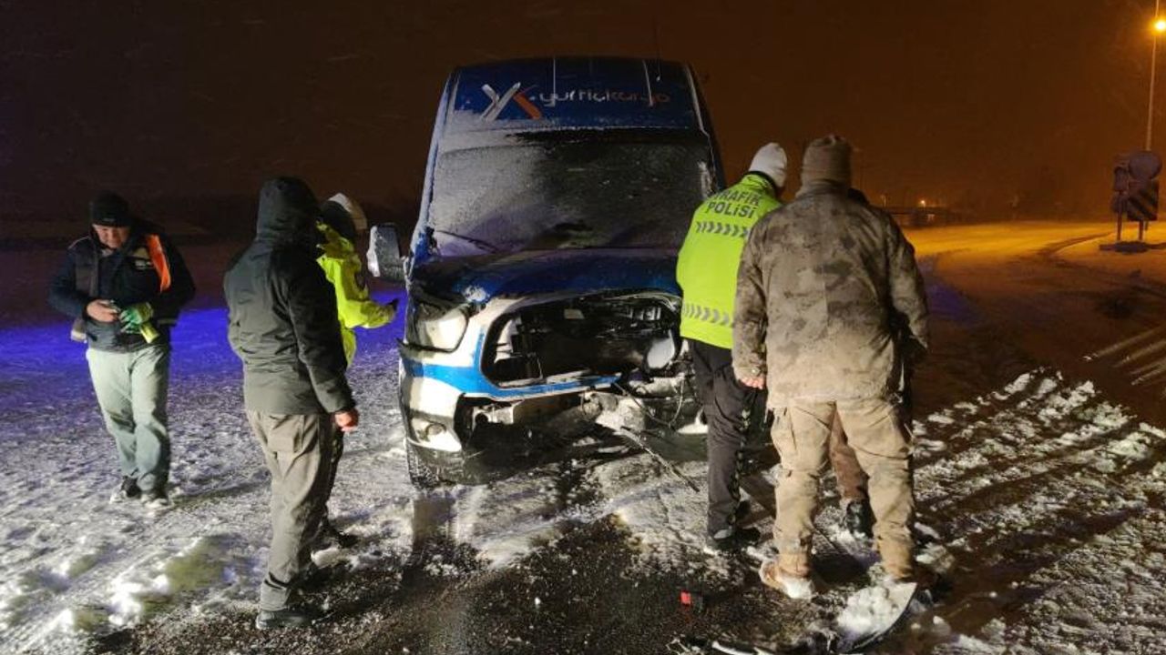 Van'da hafif ticari araç ile minibüs çarpıştı: 5 yaralı