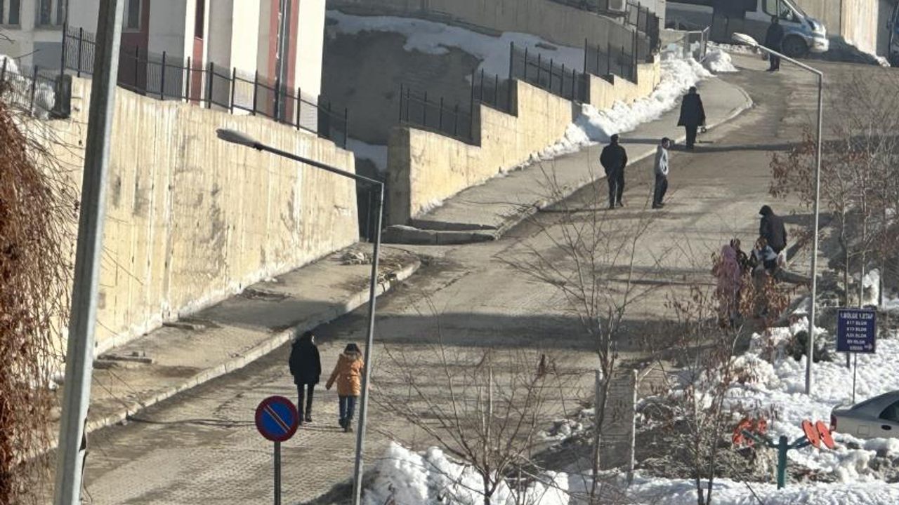 Yüksekova’da deprem korkuttu, vatandaşlar kendini dışarıya attı