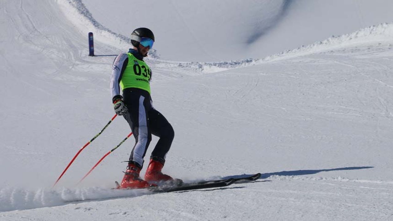 Hakkâri’de 250 sporcu alp disiplini yarışmasına katıldı