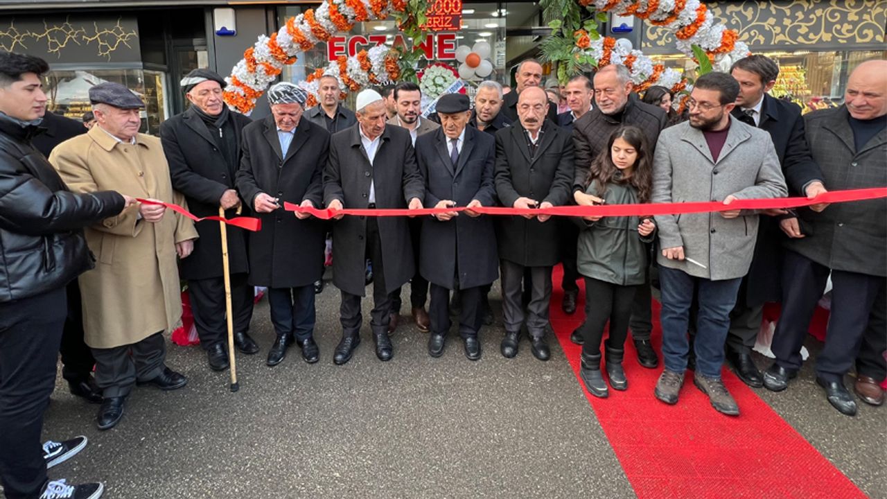 Yüksekova'da yeni bir eczane açıldı