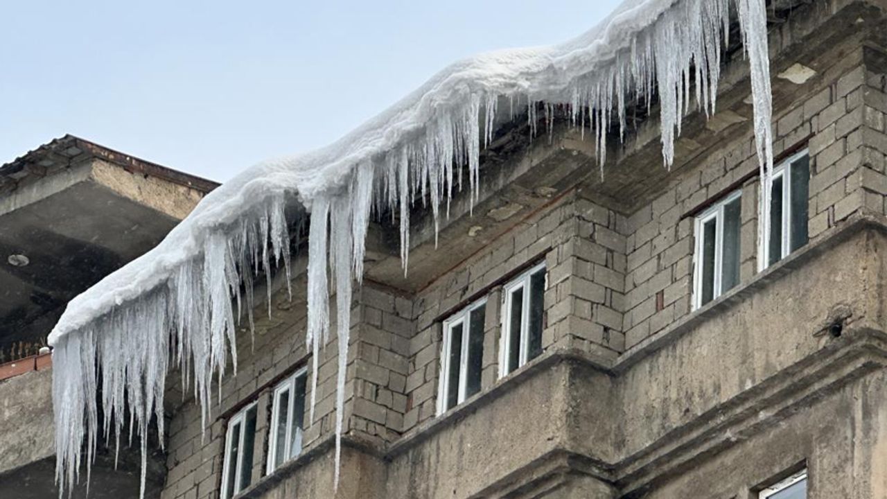 Yüksekova’da buz sarkıtları tehlike saçıyor