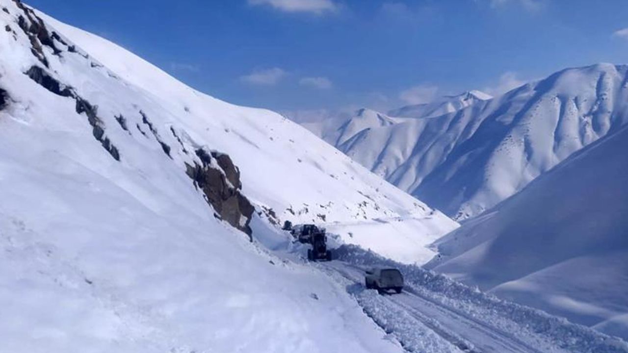 İran sırında bulunan Onbaşılar köyünün yolu kardan temizlendi