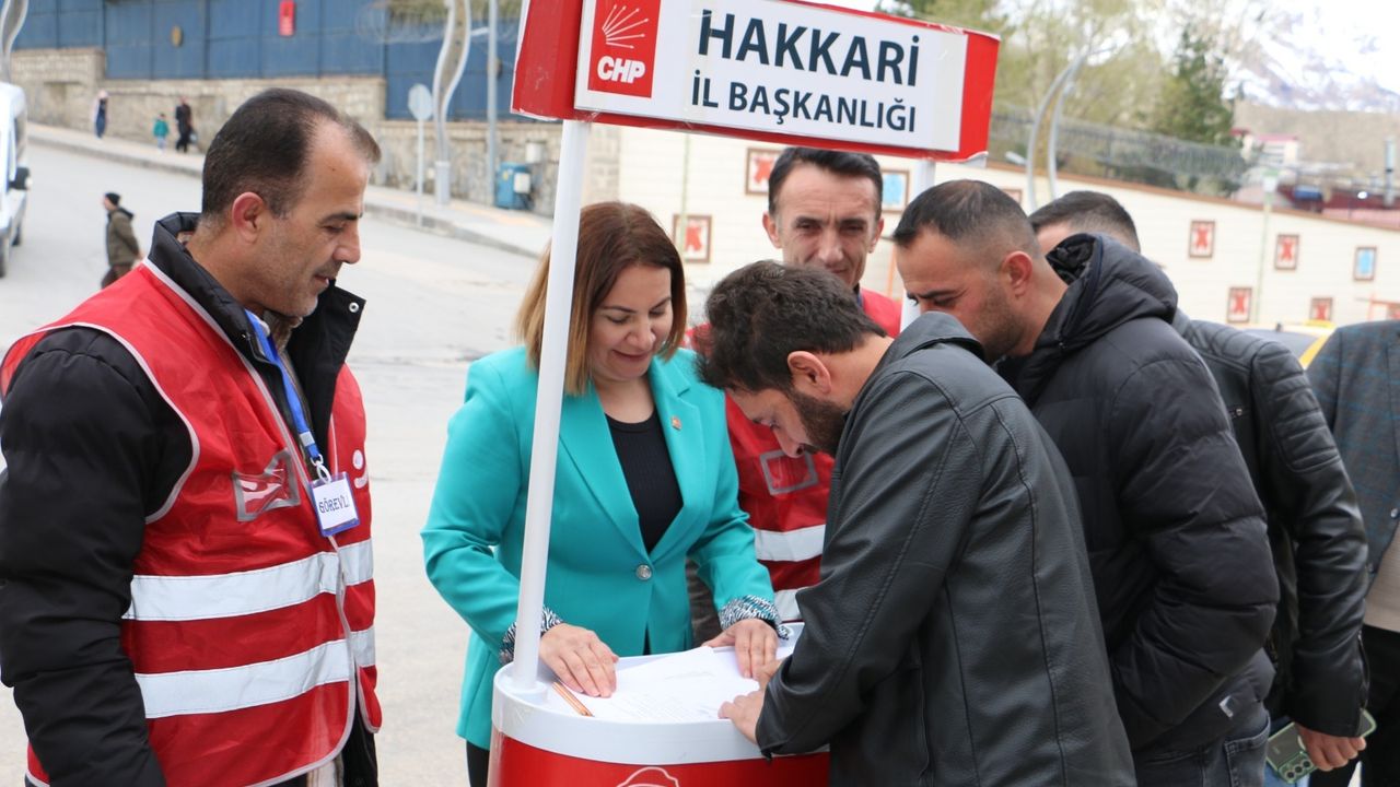 Hakkari’de Ekrem İmamoğlu’na Destek İçin İmza Standı Açıldı
