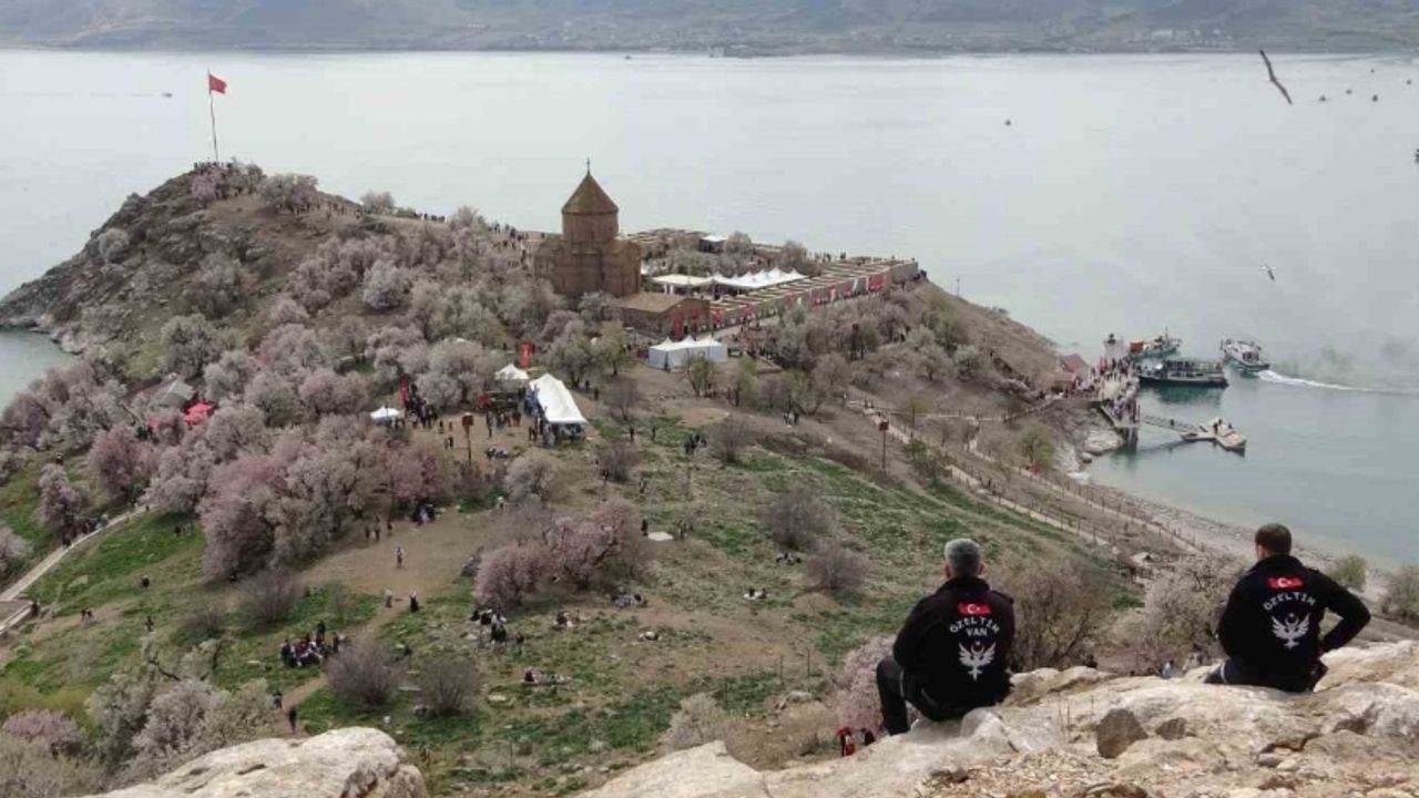 Akdamar Adası Badem Çiçeği Festivali’yle şenlendi