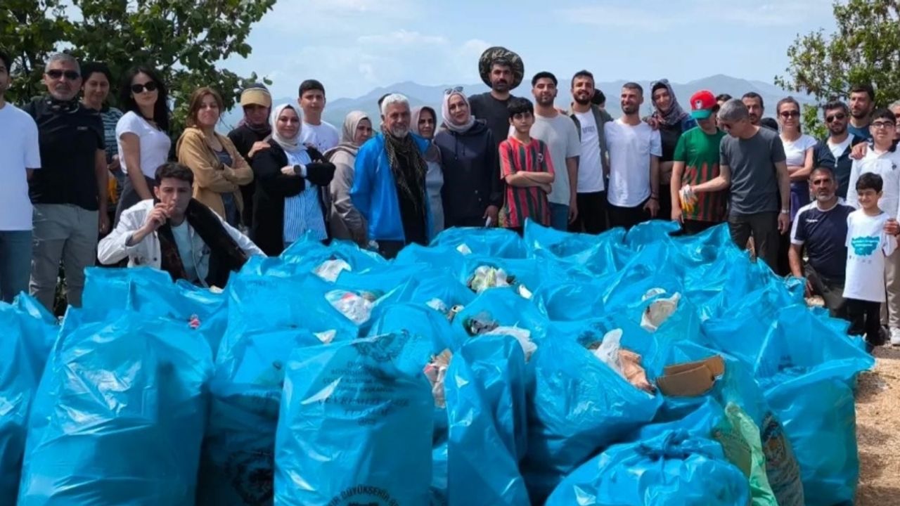 Diyarbakır’da doğaseverler torbalarca çöp topladı