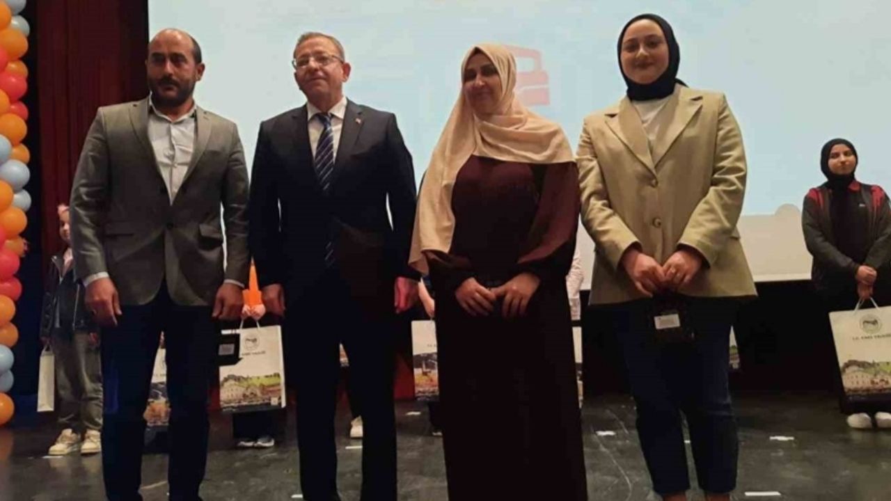 Kars’ta en çok kitap okuyan öğrenci ve veliler ödüllendirildi