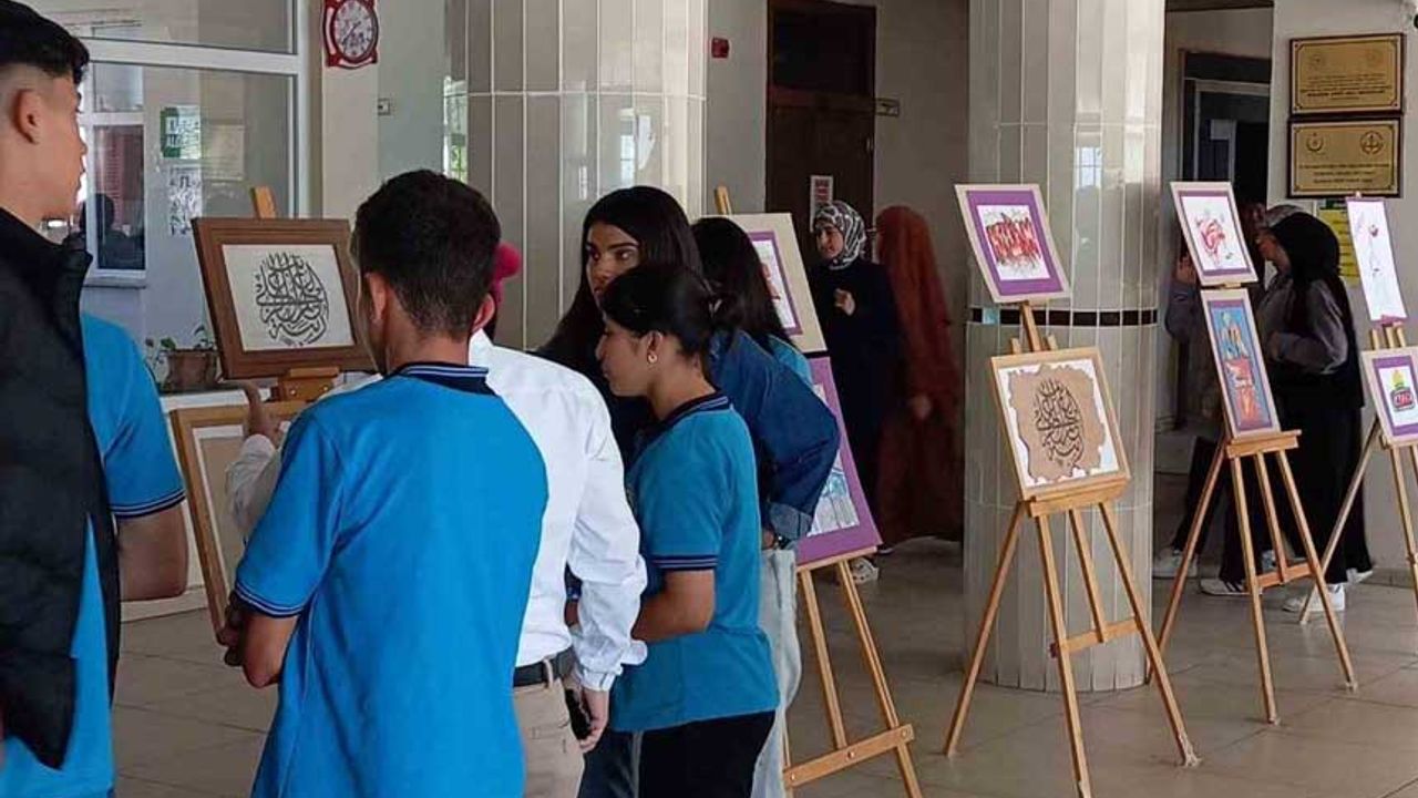Kozluk Kız Anadolu İmam Hatip Lisesinde sanat ve farkındalık sergisi