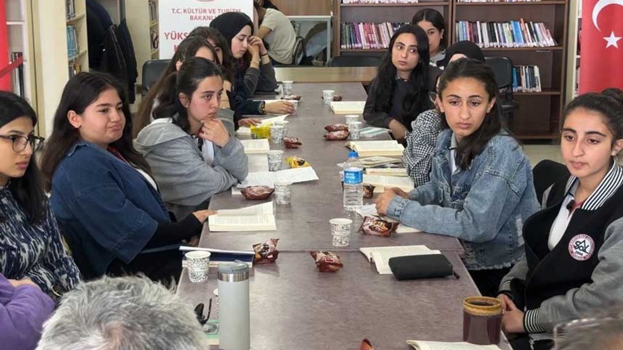 ’Yüksekova Okuyor’ etkinliğinde öğrenciler kitap içeriklerini tartıştı