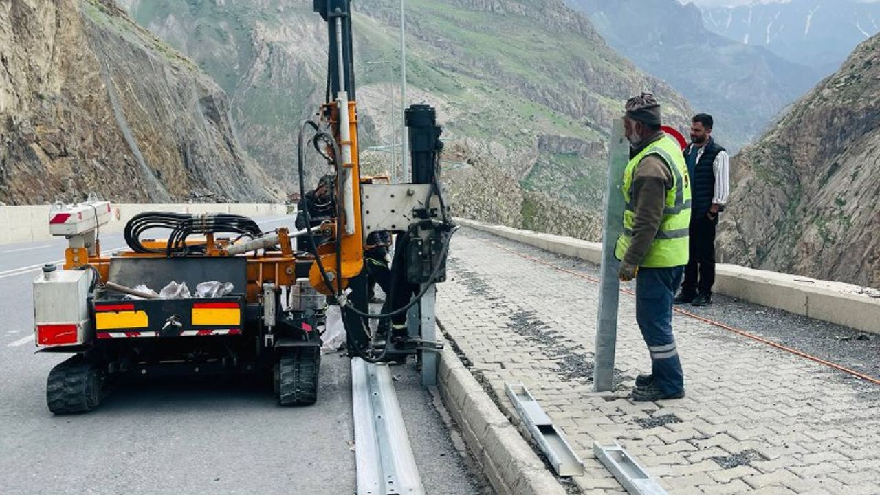 Hakkari'nin Ölüm Yoluna Bariyer Çalışması!