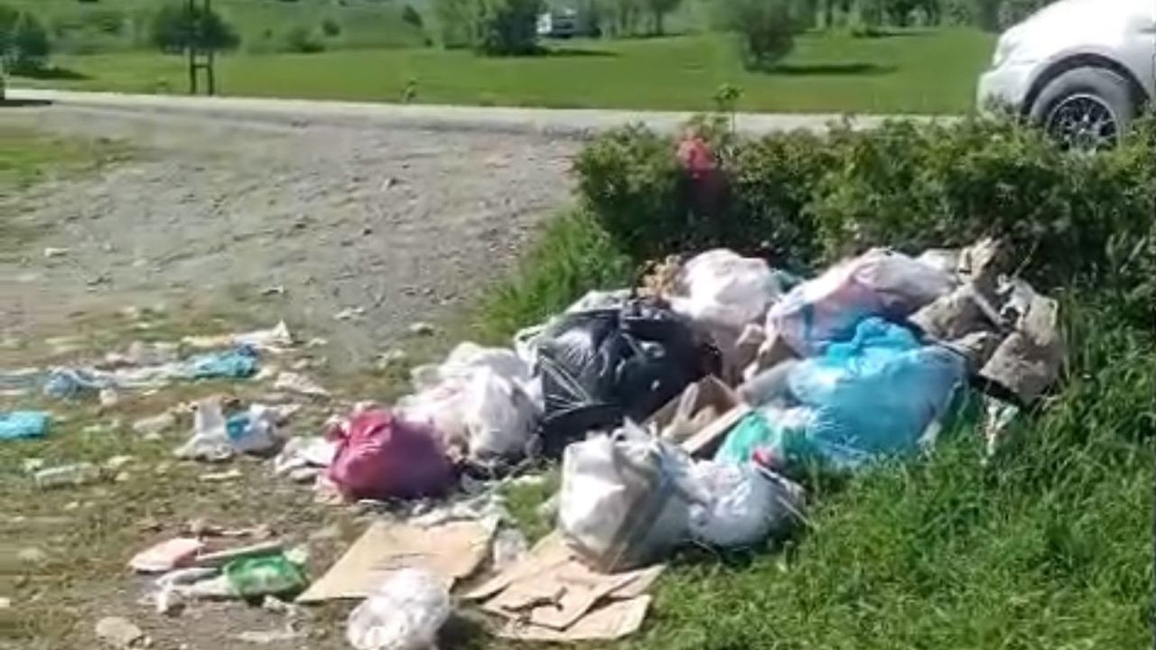 Yüksekova’da Piknik Sonrası Çöp Manzarası