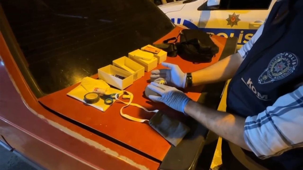 Ehliyet sınavında kopya düzeneğiyle yakalandılar