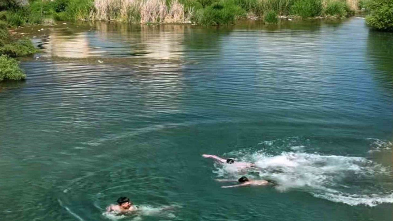 Kavurucu sıcaklardan bunalan Arabanlı vatandaşlar akarsularda serinliyor