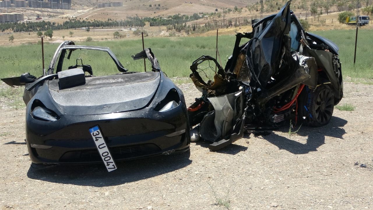 Tesla aracı kaza yaptı: İki hemşire hayatını kaybetti