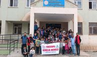 Yüksekova'da gönüllü gençler köy çocuklarını sevindiriyor