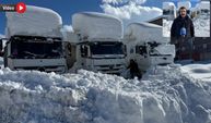 Yüksekova’da kar yağışı tır şoförlerini olumsuz etkiledi